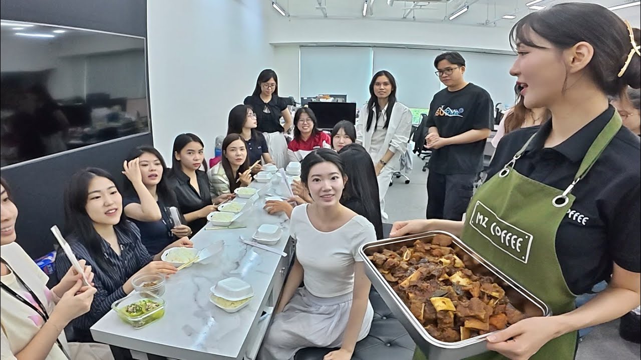 한국 소갈비찜을 처음 먹어 본 베트남 직원들의 찐 반응! 안 먹는다더니 5분만에 순삭...