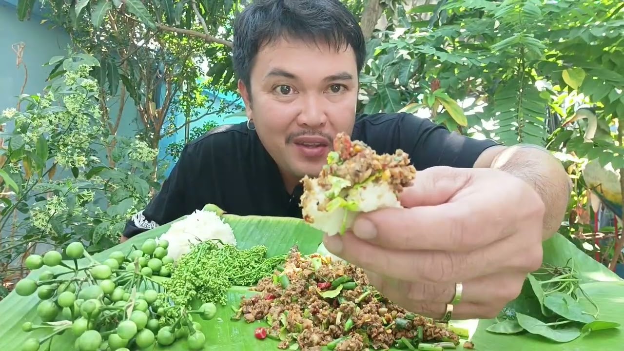 สะเดากินกับหยังกะแซ่บ ลาบปลาดุกผักสดจากสวนแซ่บคักเพี้ยนๆมาเด้อกินข้าวงายนำกันครับ