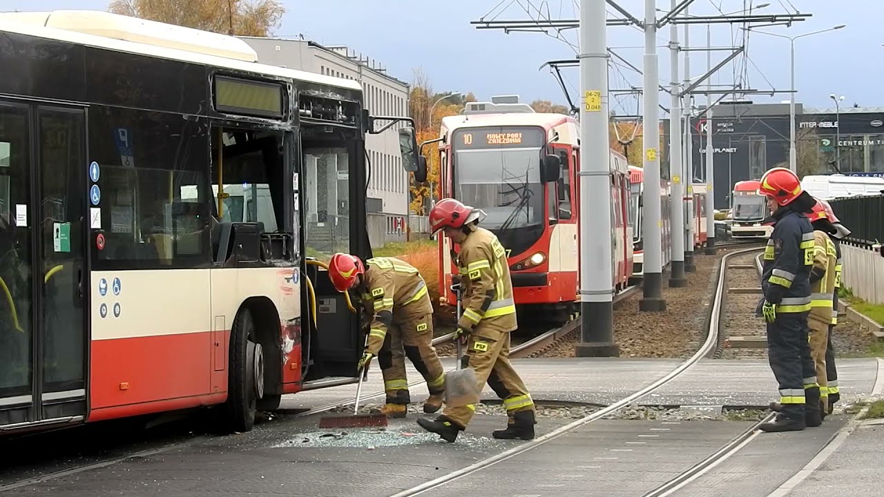 Zderzenie tramwaju z autobusem w Gdańsku. Wypadek transportu komunikacji miejskiej. Gdańsk Siedlce