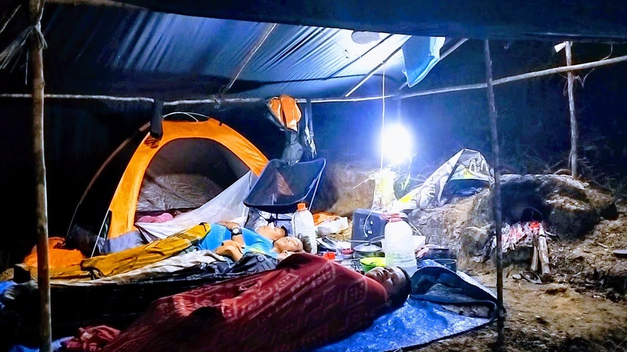 camping hujan deras membuat shelter diatas lereng bukit tungku seru rame rame bercanda bersama