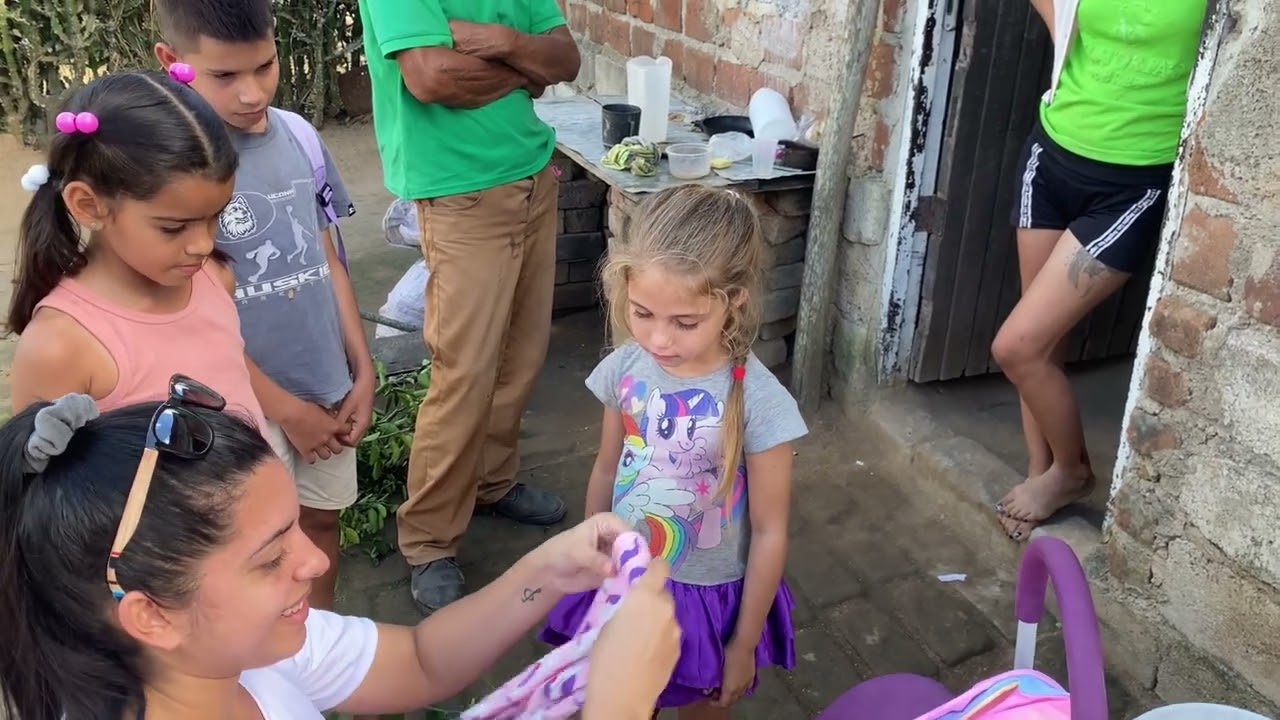Regalando Ropa y Zapatos a los niños en Cuba . Que tan fácil pueden tener esto ?