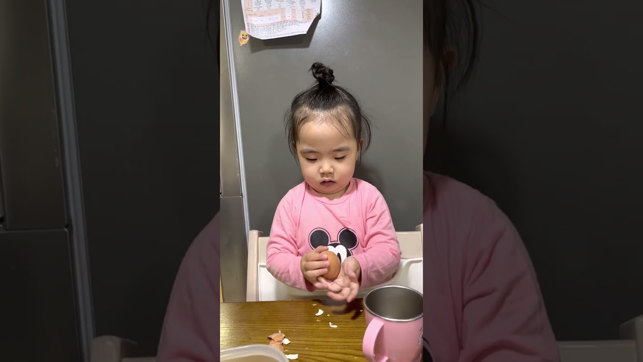 고사리손으로 계란까서 엄마주는 딸래미