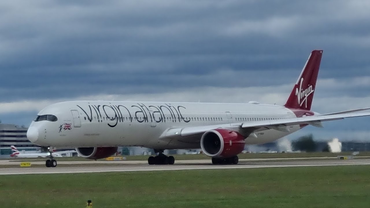 Enjoy 9 minutes spotting at Manchester Airport!