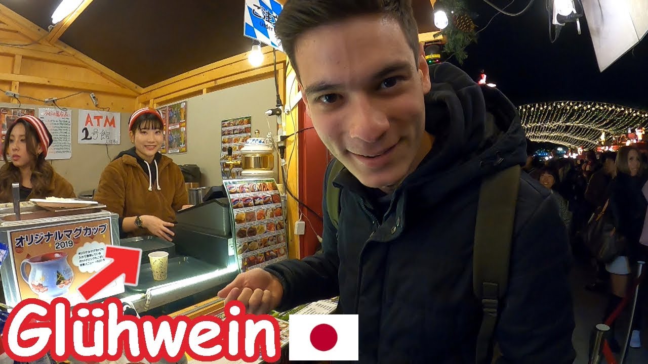 Glühwein trinken auf japanischem Weihnachtsmarkt (Yokohama)