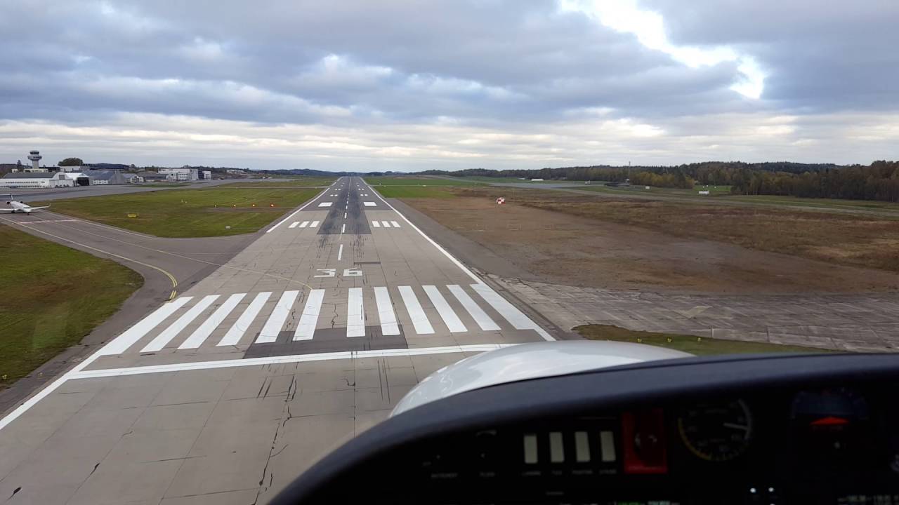 Landing a Diamond DA40 in turbulence