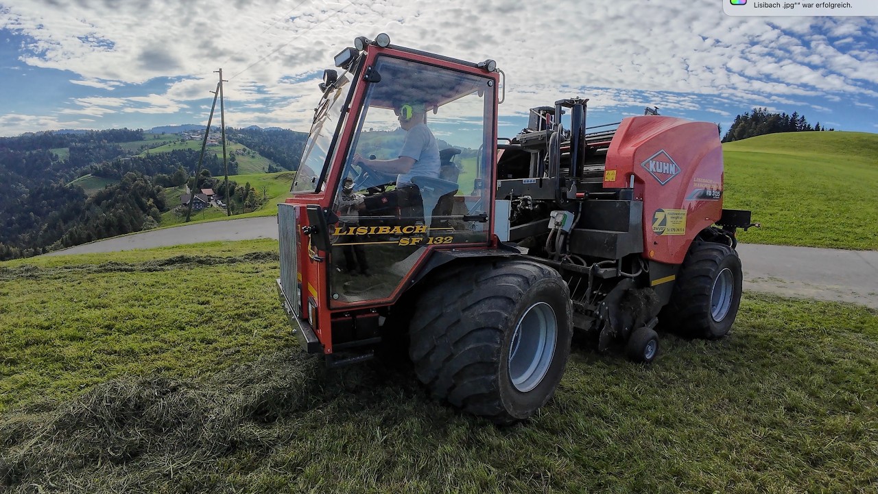 Selbstfahrende Rundballenpresse im Einsatz am Hang 🇨🇭⛰️🍀
