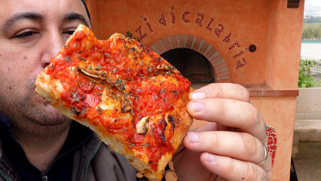 Pizze e Pane Casereccio nel Forno a Legna in Calabria
