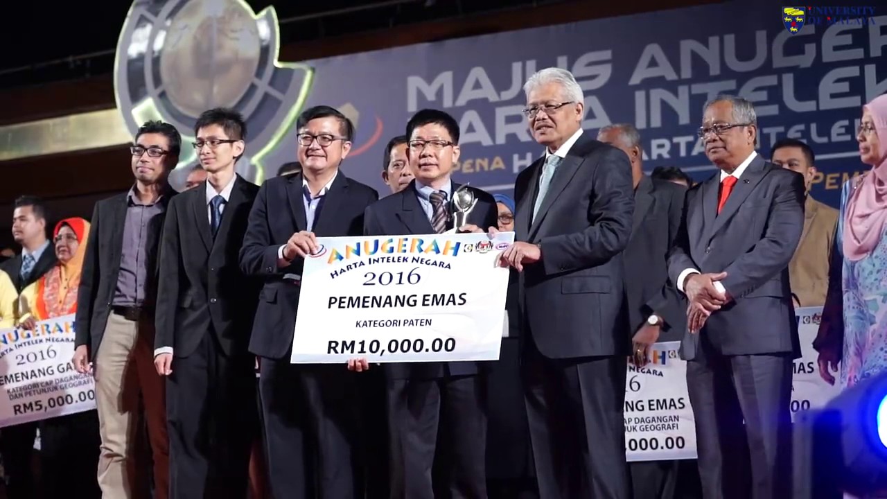 Cross Axis Wind Turbine (AHIN2016 - Champion of Patent Category)