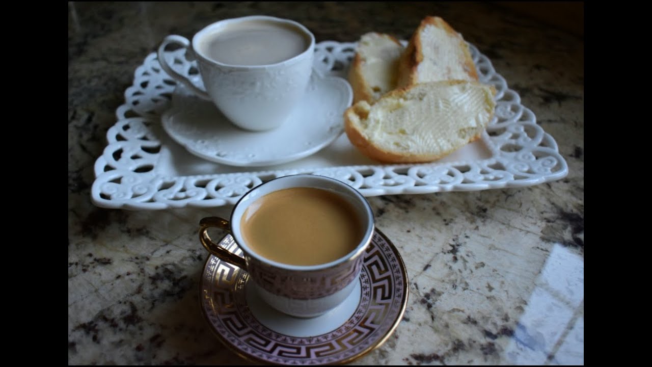 Desayuno tradicional cubano. Café fuerte, café con leche y pan con mantequilla.  Ay, Mamá Ines!