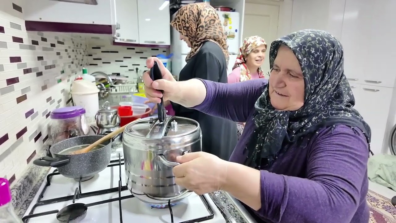 Misafirlerimiz var Annemle öğlen yemeği hazırlığımız 