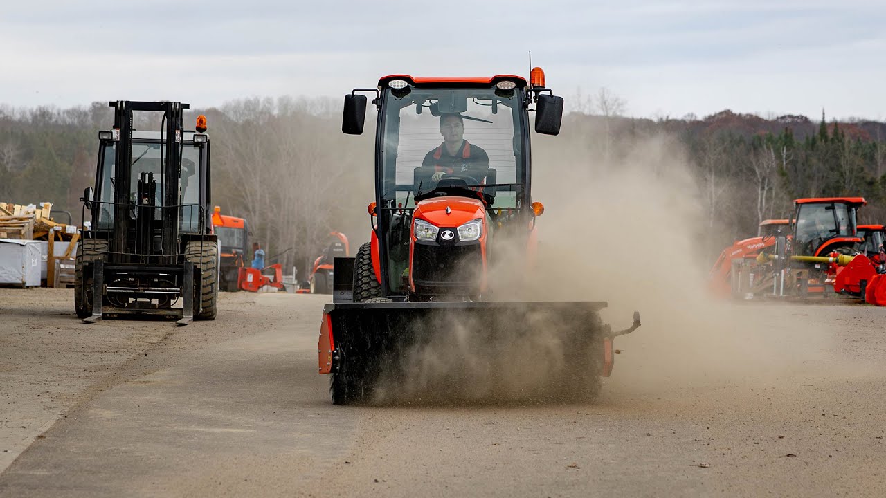 Фронтальная подметальная машина на Kubota LX2610!