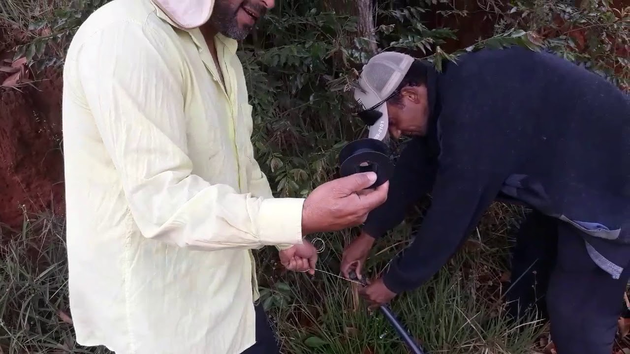 Veja como passar um cabo duplo de 10 mm em uma mangueira de 100 metros de comprimento sem cortar.