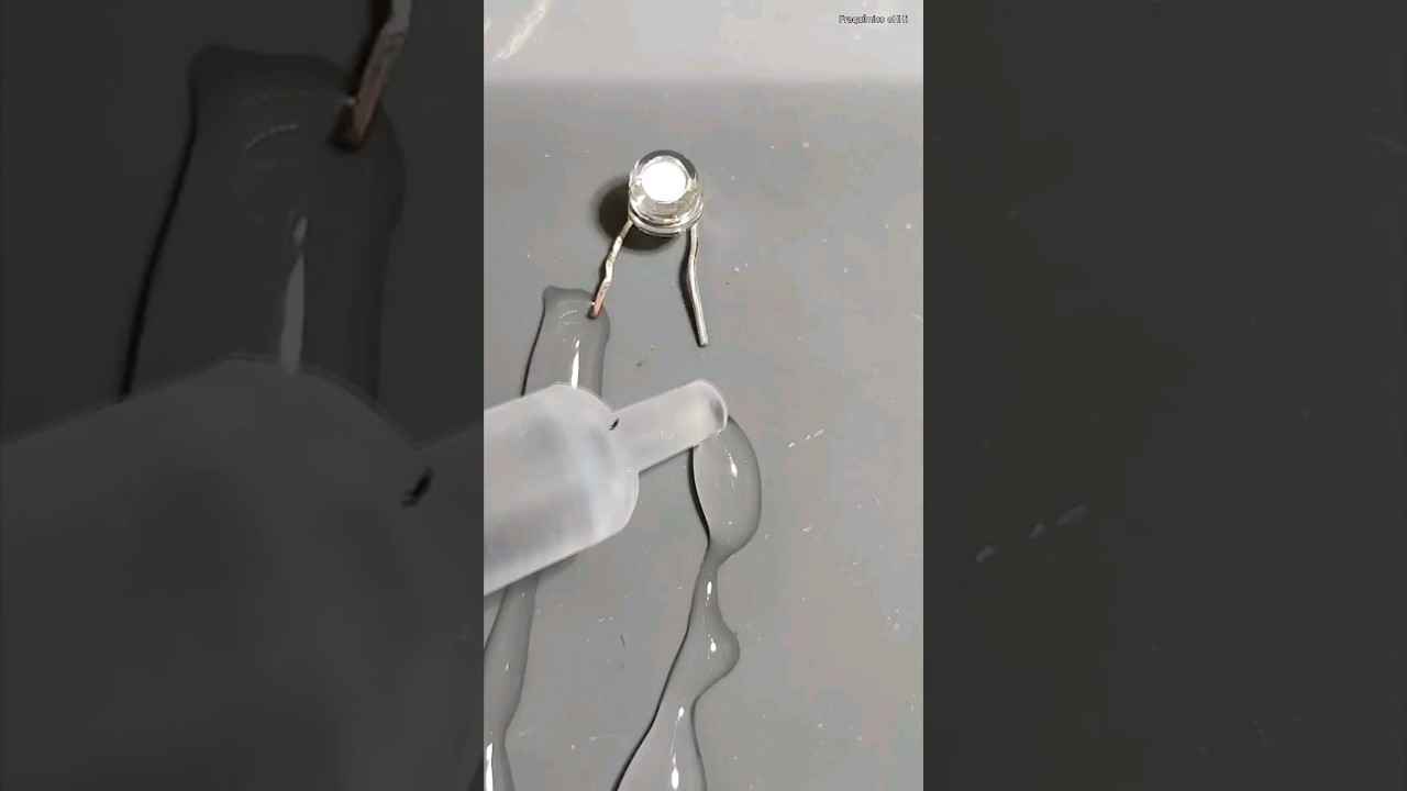 Enciende un LED con agua sal⚡️ #qu&iacute;mica #electricidad #cencia