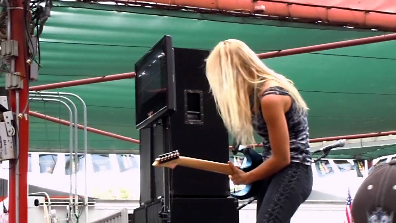 Iron Maidens - Run To The Hills