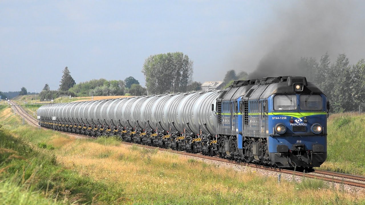 Diesel locomotives ST44-1261 and ST44-1258 with heavy loaded train