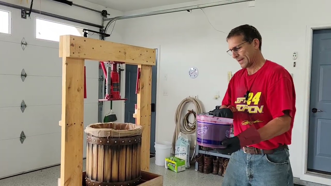 Pressing grape must Sep. 2023