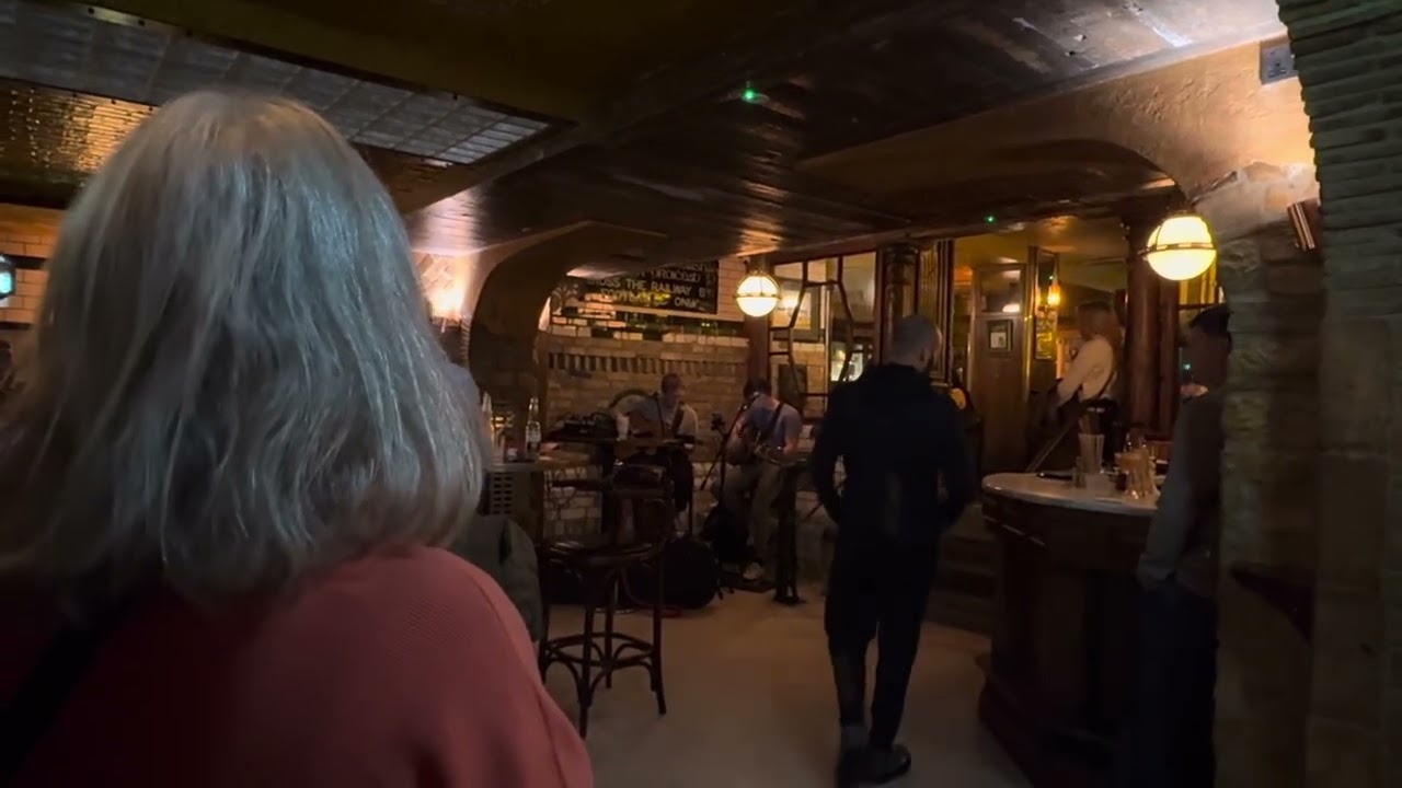 Pig&rsquo;s Lane Pub in Killarney playing Cranberries 