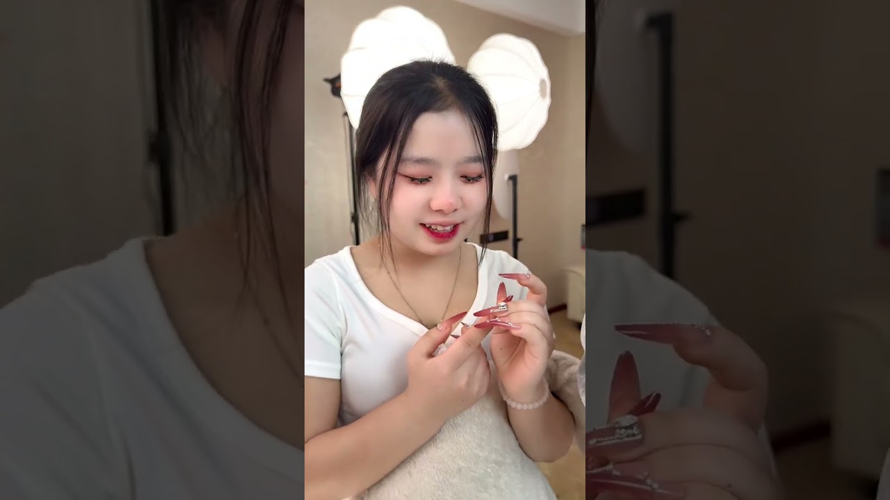 这老挝妹妹 晓得这么开心 原来 发工资了#缅甸女孩 #少数民族 #中缅边境 #农村女孩