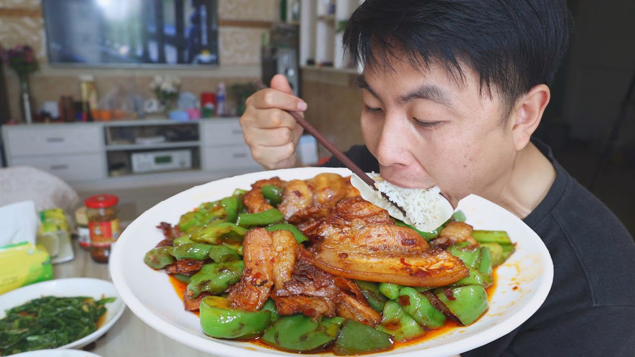 榨油，300斤菜籽榨出100斤油，中午青椒回锅肉配米饭，大口吃过瘾