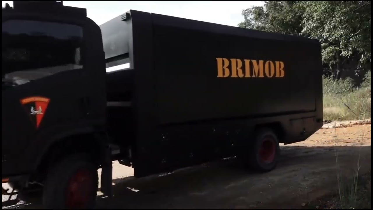 Mobil Water Treatment Brimob Solusi Air Bersih Brimob Sumut Bagi Warga Terdampak Bencana