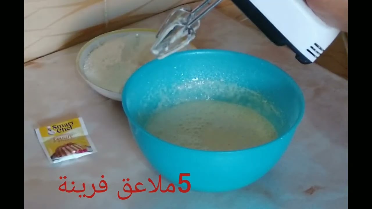 كيك فانيلا خفيفة مع كأس قهوه صباح 