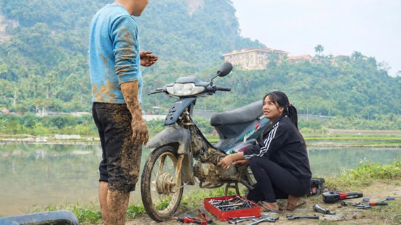 Awesome! The repair girl came to the field to help the farmer fix his motorbike.