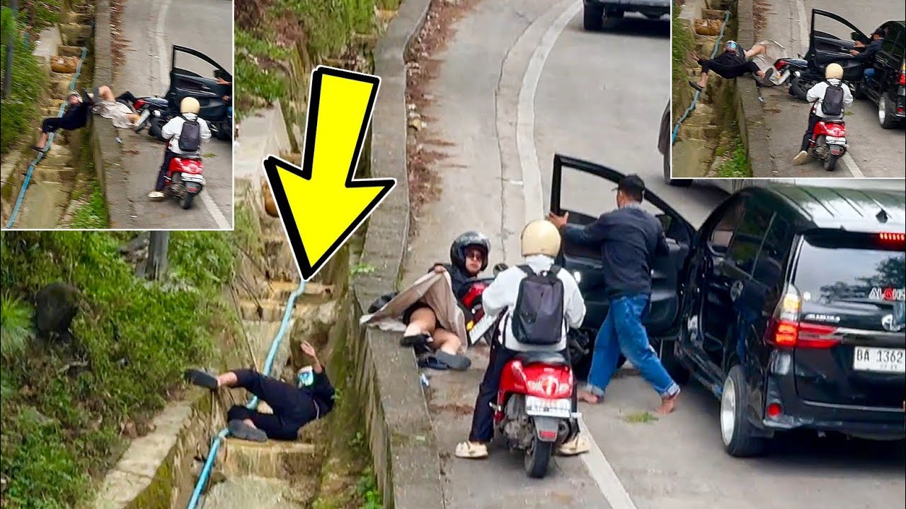 TEREKAM JELAS !!! Tersenggol Pintu Mobil Pemotor Suami - Istri Terbang Masuk Selokan Sitinjau Lauik
