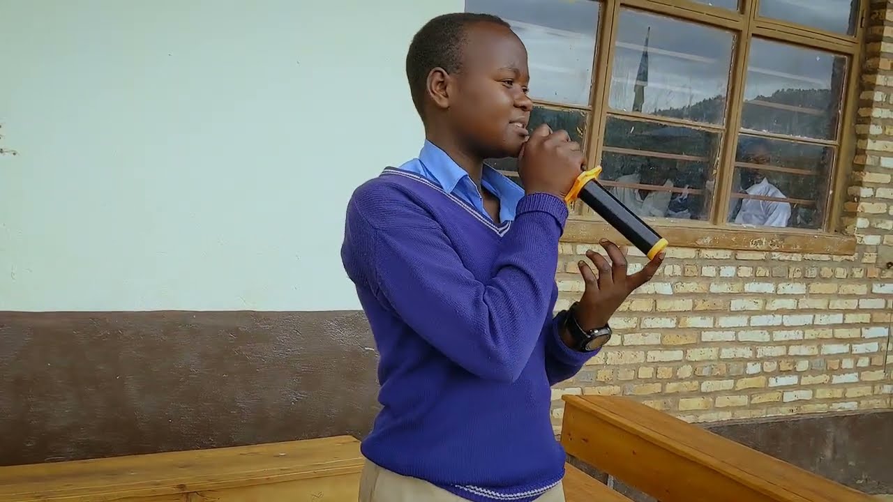 Sandrine,umuhanga mu mivugo yakiriye Padiri Drecteur n'abandi banyeshuri bashya muri GS MUYANZA 