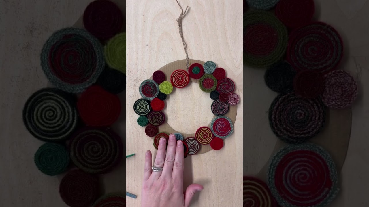 Making a Simple Quillie Wreath with Wool Strips and Glue