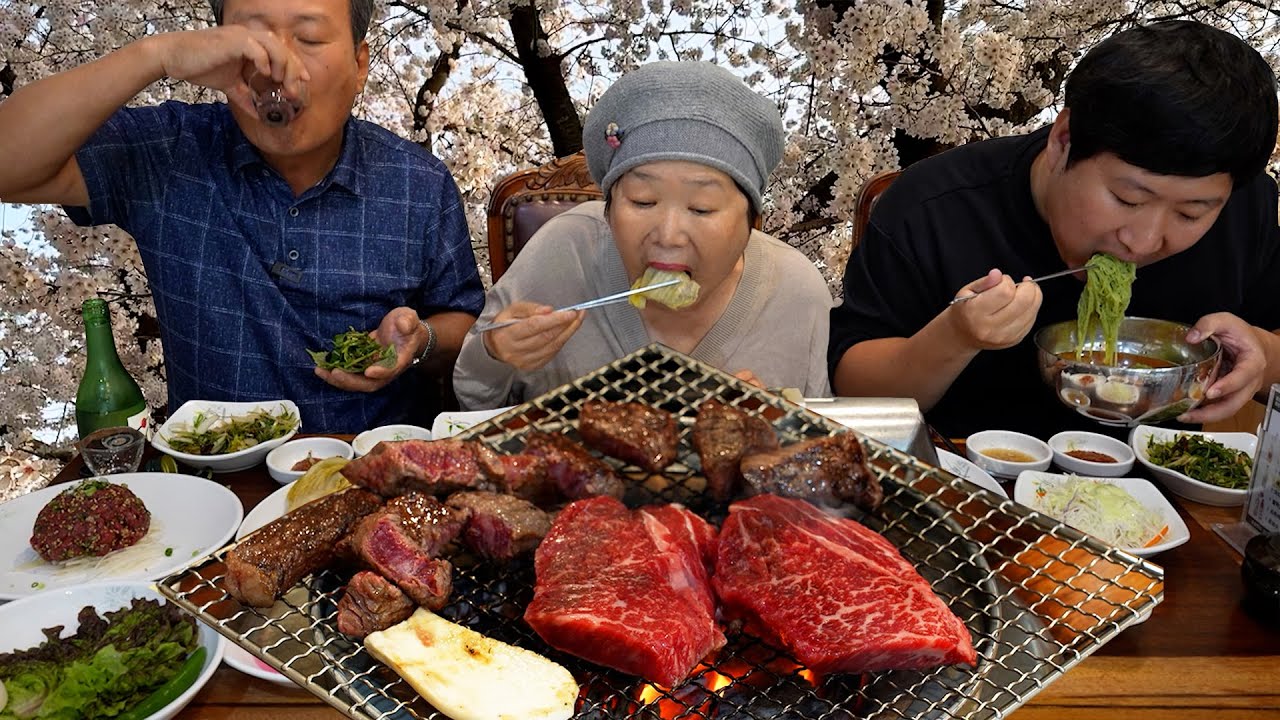 🥩Корейская говядина на гриле и 🌸Наблюдение за цветущей сакурой - кулинарное шоу Мукбанг