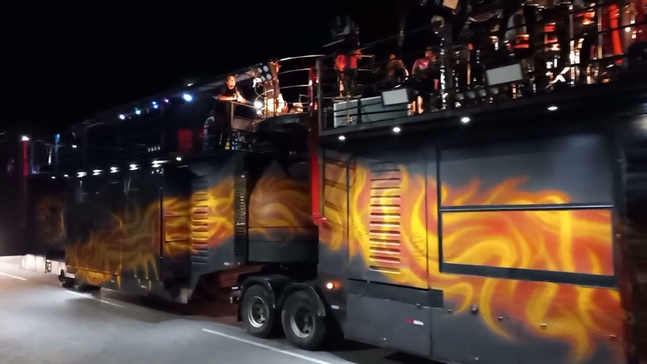 Trio elétrico Dragão chegando para mais uma noite do Carna-russas 2022.