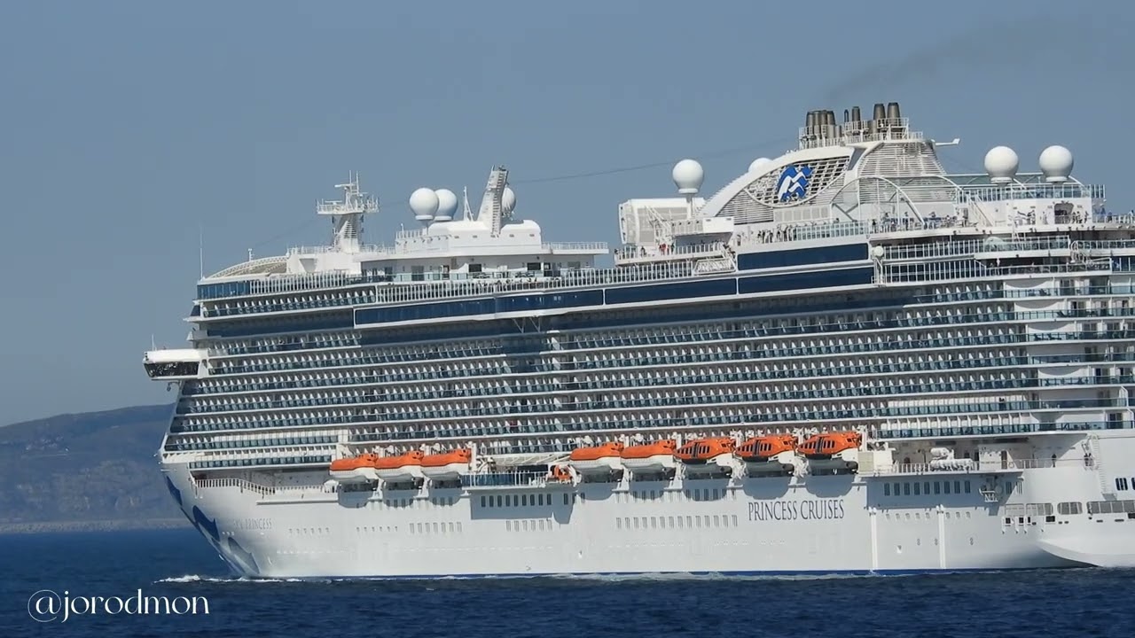 Cruise ship SKY PRINCESS departs from A Coruña [4K]
