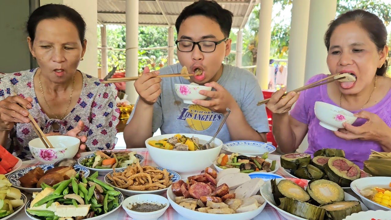Thịt Kho Hột Vịt, Dưa Cải, Lạp Xưởng, Chả Nguội, Pate, Bánh Tét Chuối Mỡ, Dưa Hấu. Dư Âm Ngày Tết