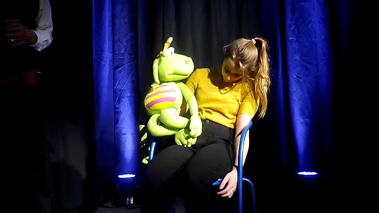 UNE VENTRILOQUE HYPNOTISEE !!