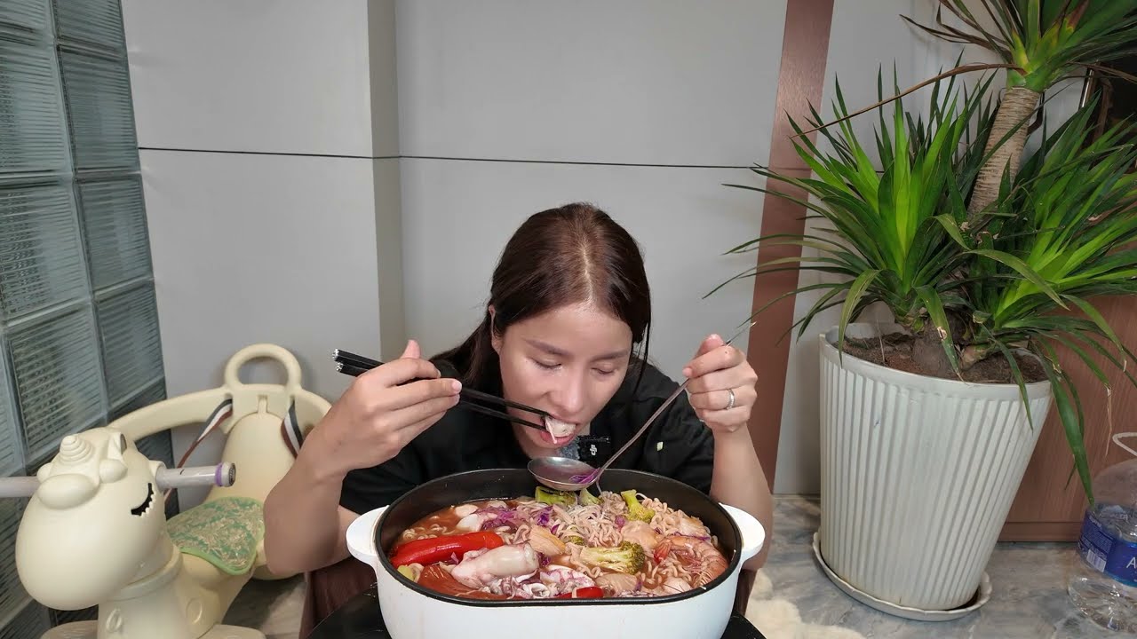 Sức Ăn Của Nhân Nửa Đêm Ăn Nguyên Thau Mì Cay - Teru Còn Phải Hoảng 😰