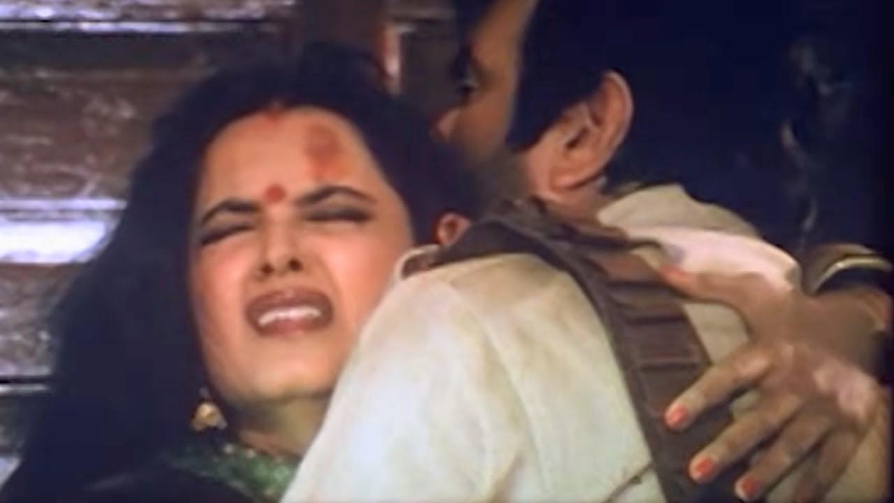 ये प्यार और इश्क़ की लड़ाई मैं ट्रैन में बच्चे का हुआ जनम - Rekha, Dharmendra -  Kasam Suhaag Ki Scene