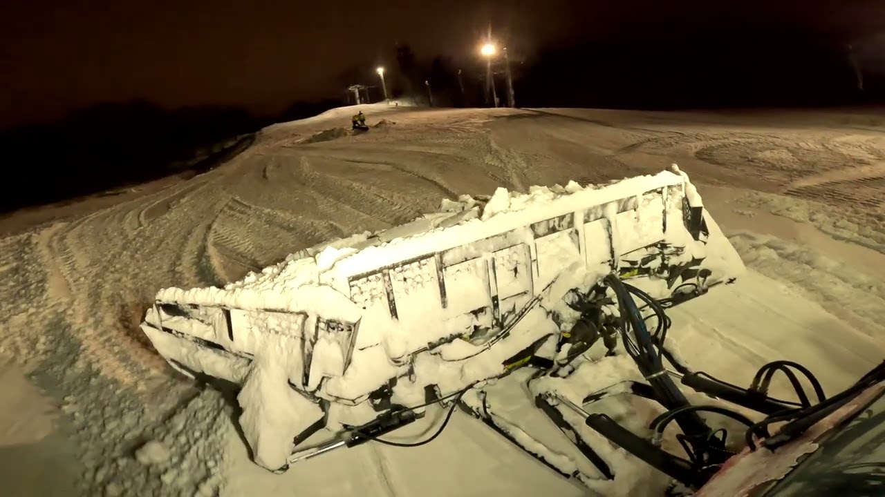 Building a small tabletop with PistenBully 400 snowcat in Vimkapark (part 2)