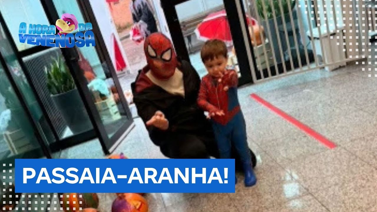 Eleandro Passaia veste m&aacute;scara do Homem-Aranha e posa ao lado do filho Bruno