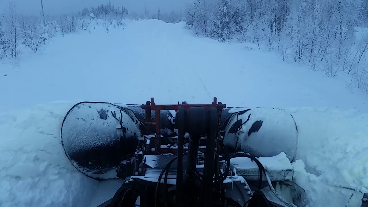 Volvo L70H med spetsplog och frontmonterad sidovinge / vallvinge