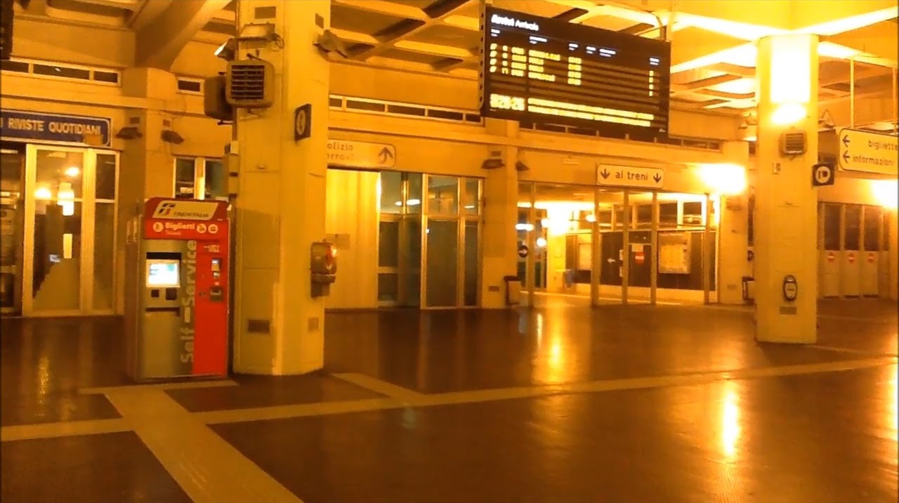 Stazione ferroviaria di Cosenza tra silenzio e solitudine