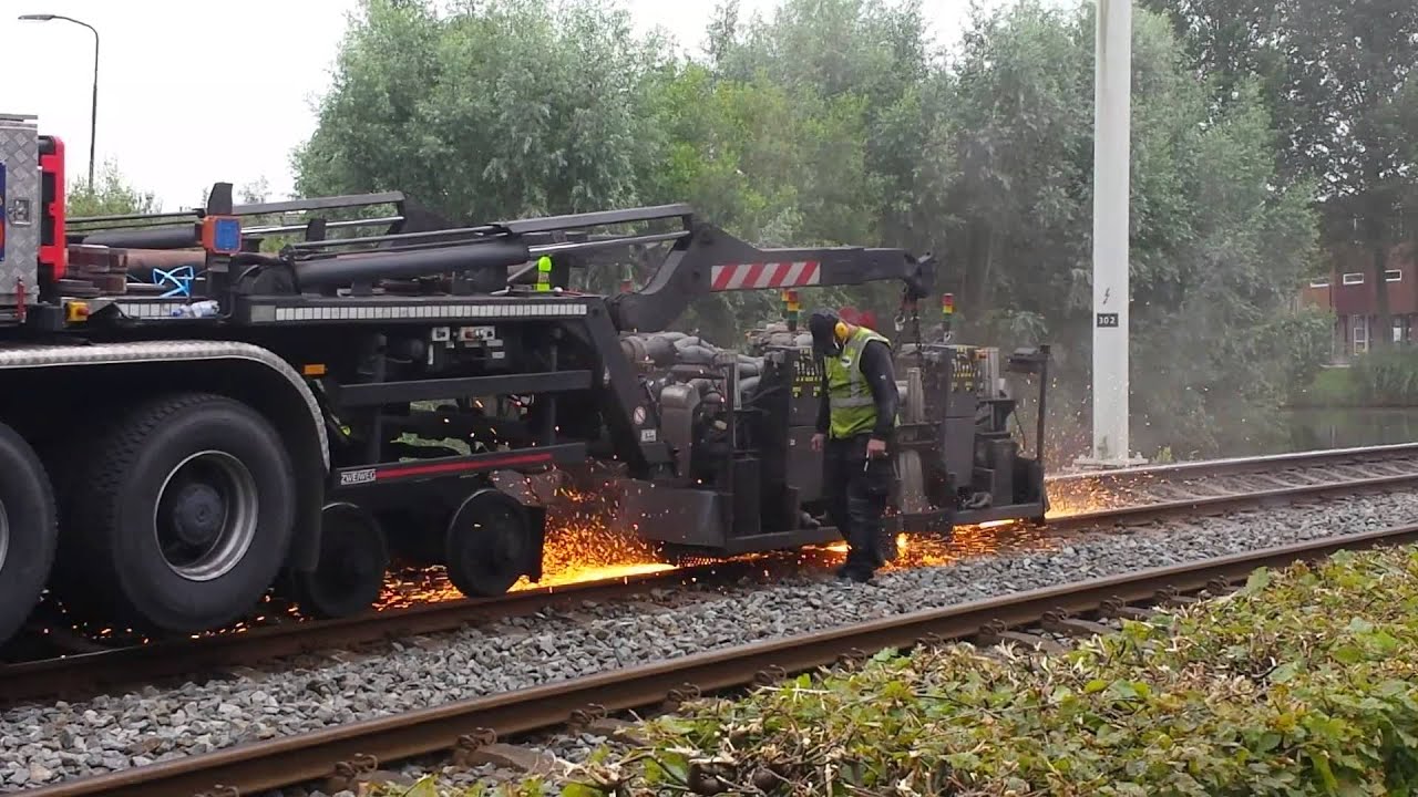 Rails slijpen op de tramlijn in Ijsselstein. ..