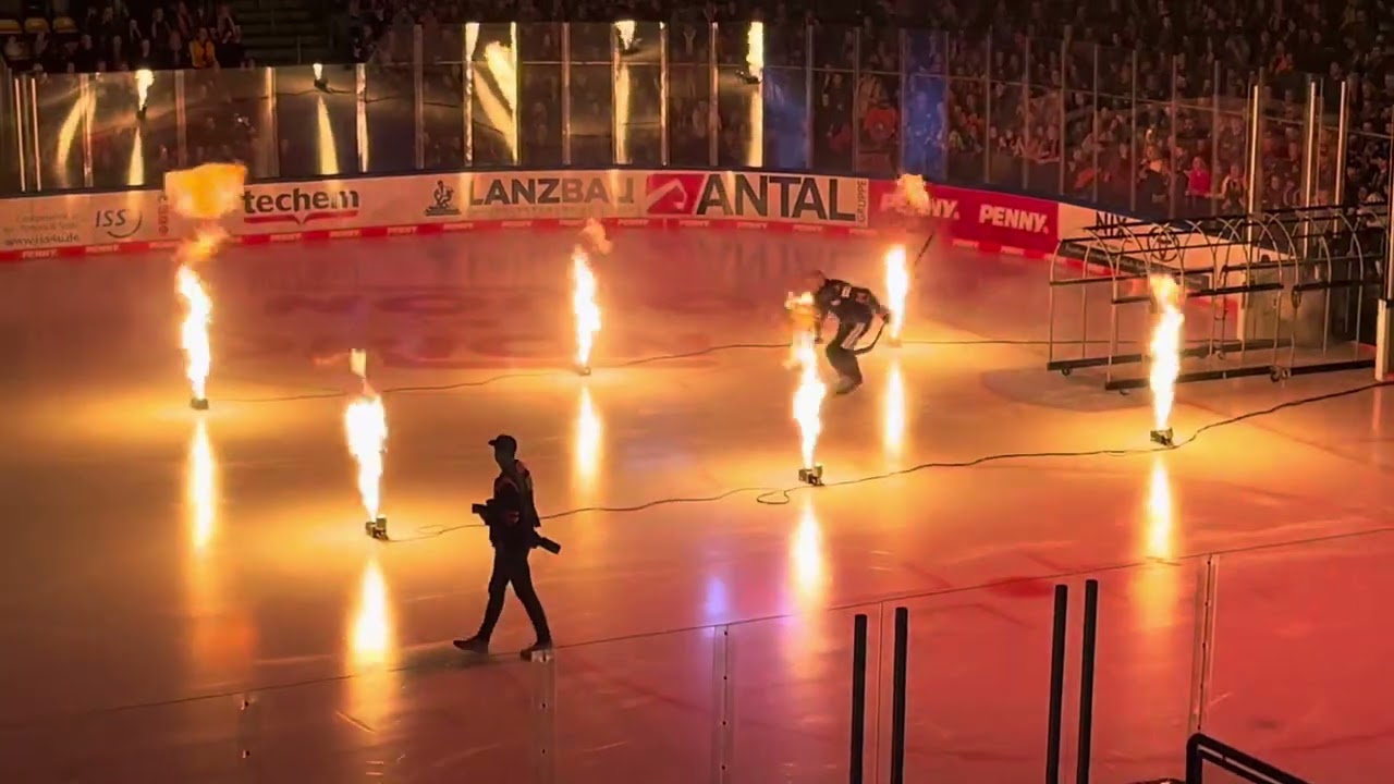 Löwen Frankfurt vs. Straubing Tiger der Einlauf