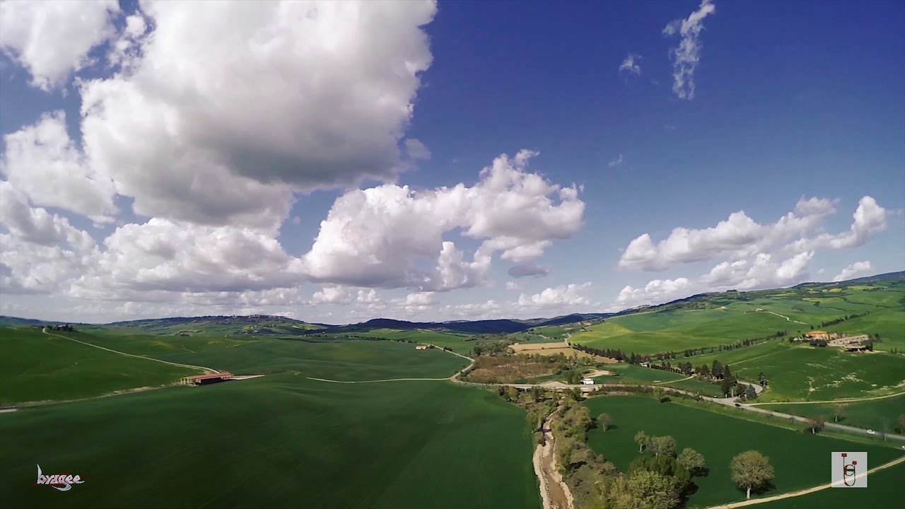 Val d'Orcia. FPV drone Mordecai cruises Tuscany. Toscana dal drone.