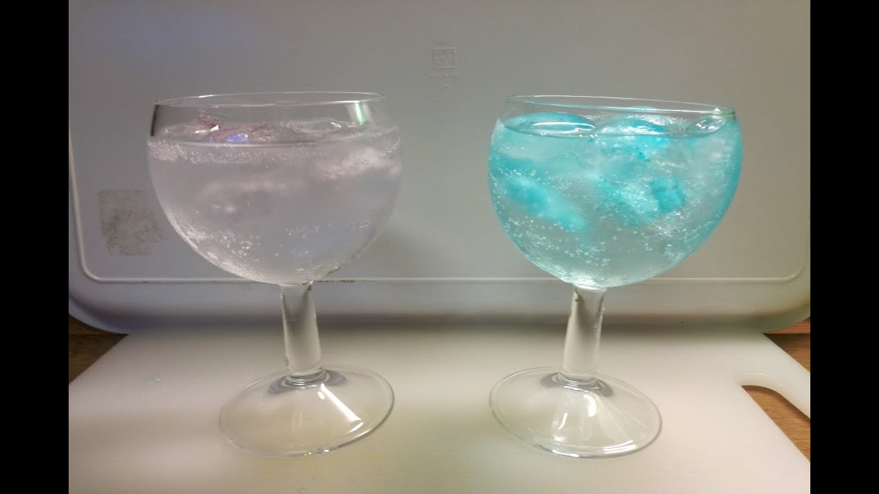 MAKE COLORED ICE CUBES TO LET YOUR DRINKS LOOK AMAZING.