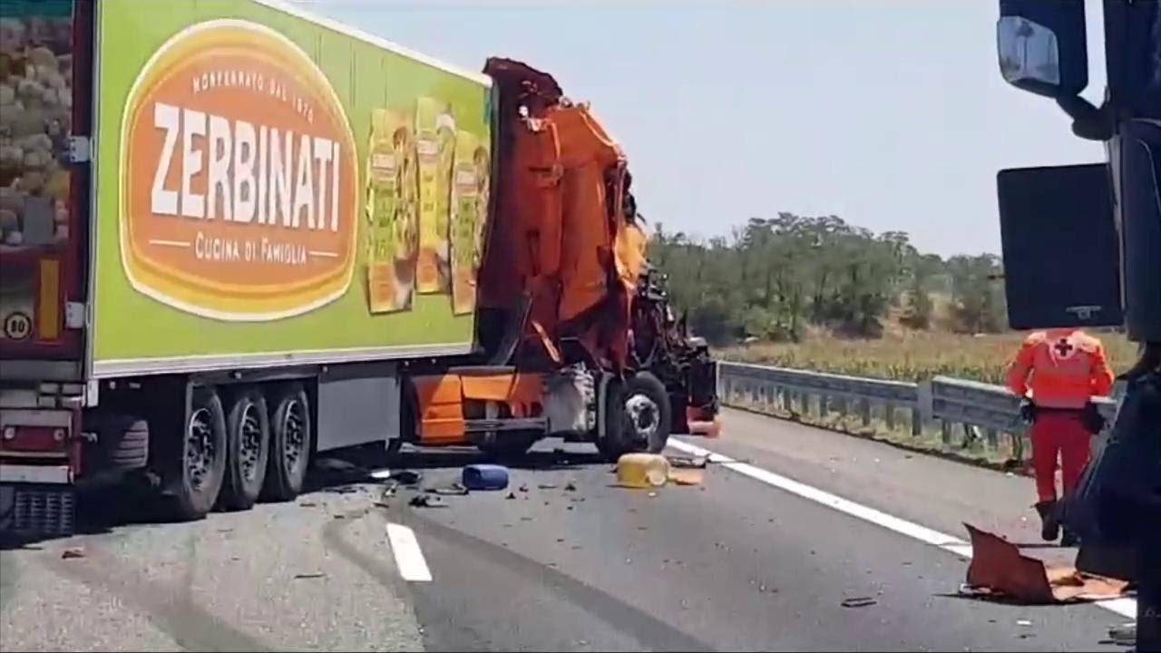 Inferno sull'A21, il primo schianto sul cavalcavia