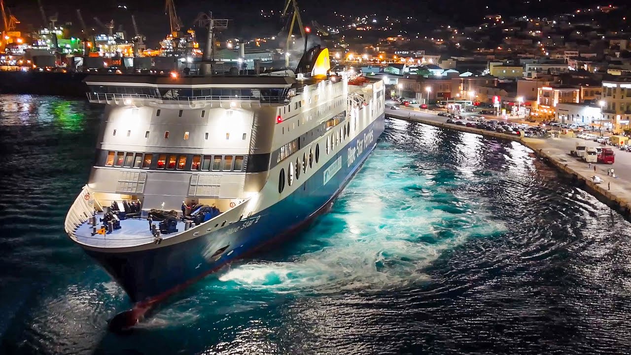 Όταν το Blue Star 2 των 176 μέτρων δένει θεαματικά στην επιβλητική Ερμούπολη της Σύρου!