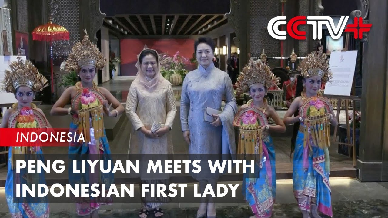 Peng Liyuan Meets with Indonesian First Lady