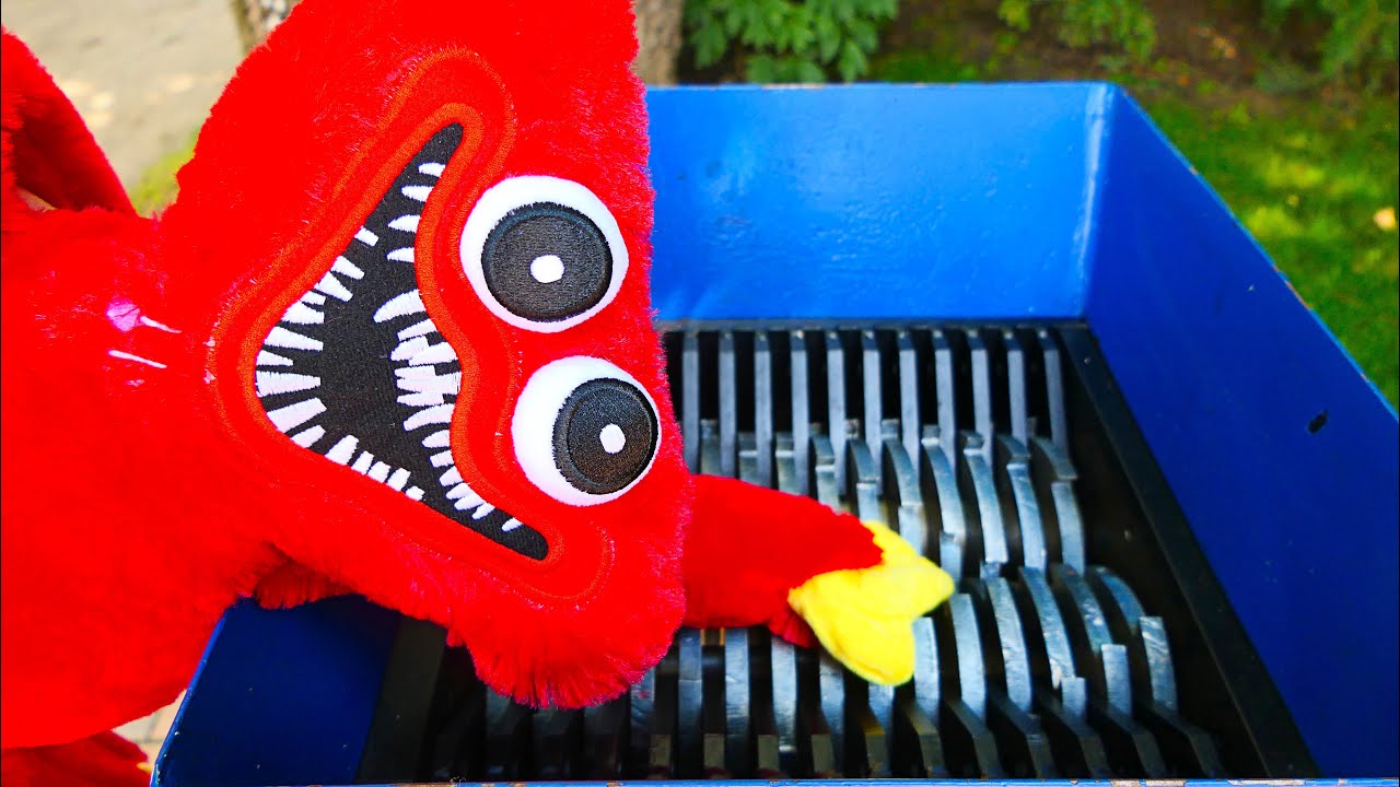 HUGGY WUGGY hugs the FAST SHREDDER!