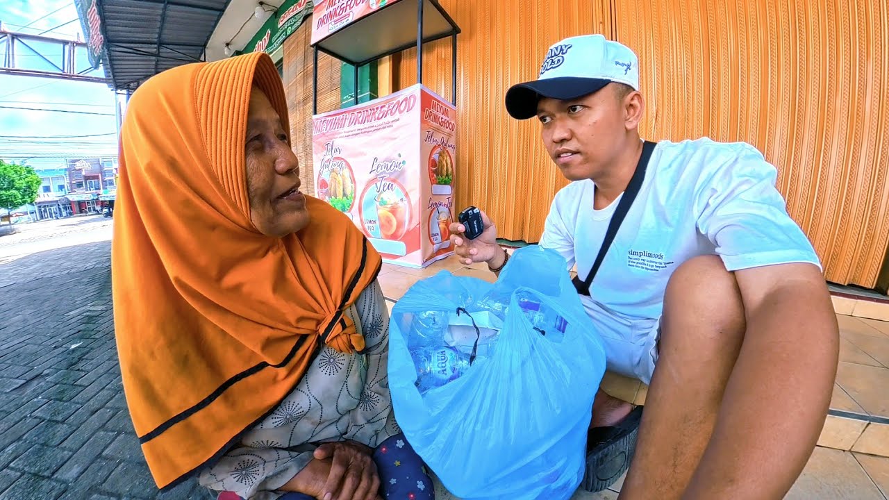KASIHAN ! NENEK INI CARI BOTOL BEKAS SEHARI CUMA DAPAT 5 RIBU