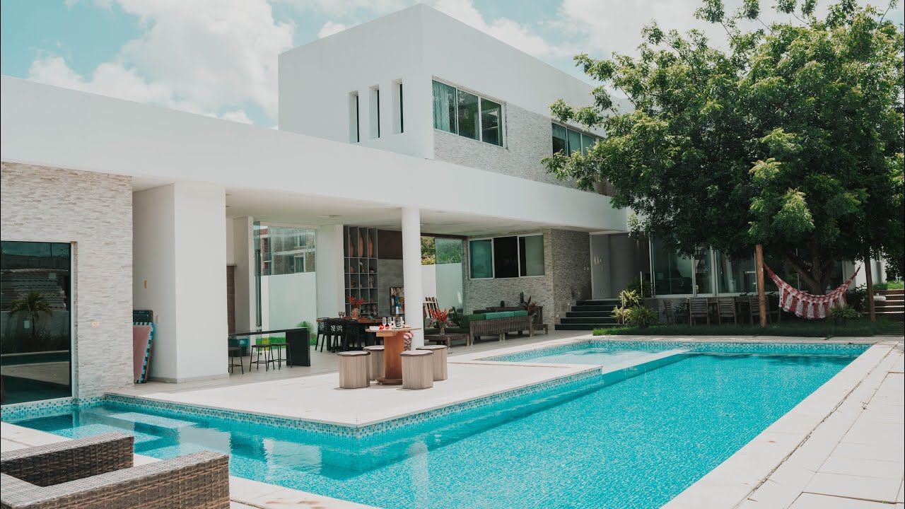 Casa no Alphaville Brennand com 05 Suites e área de lazer com campinho de futebol.